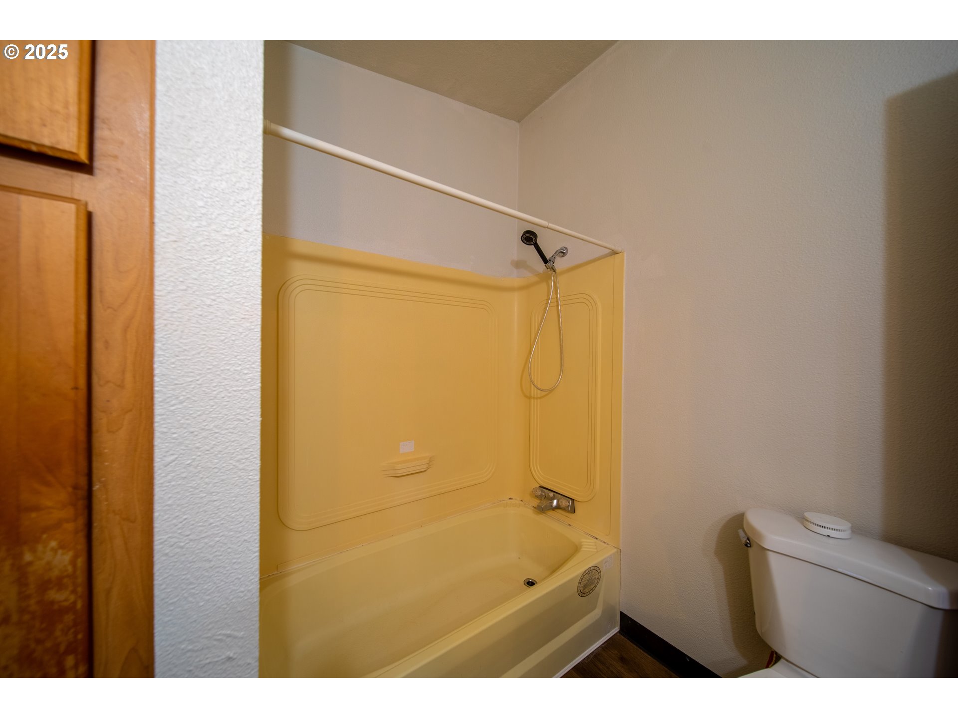1413 Hawthorne Avenue Reedsport, OR 97467 - Photo 12 of 32 a bathroom with a shower