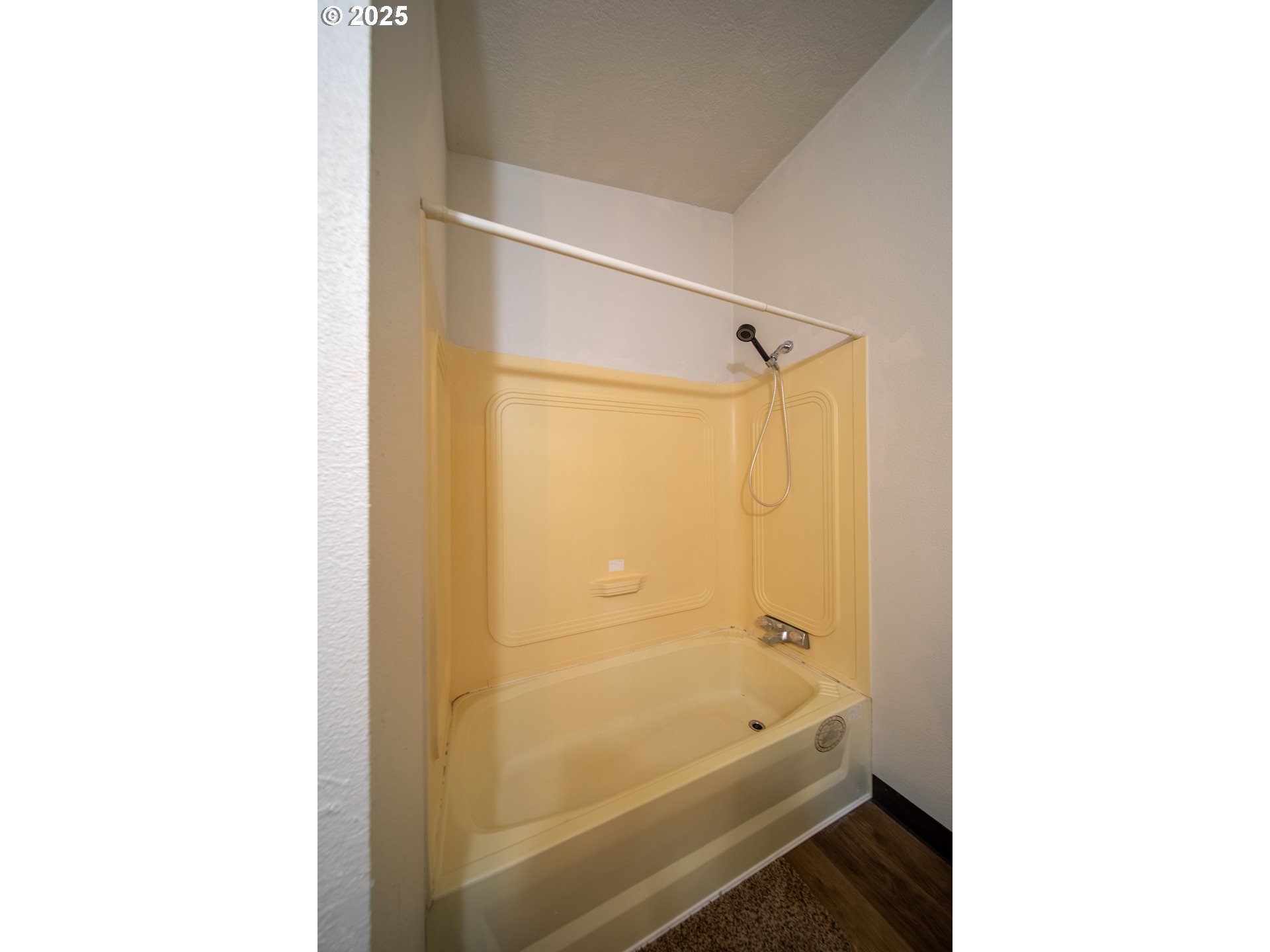 1413 Hawthorne Avenue Reedsport, OR 97467 - Photo 13 of 32 a bathroom with a tub and shower