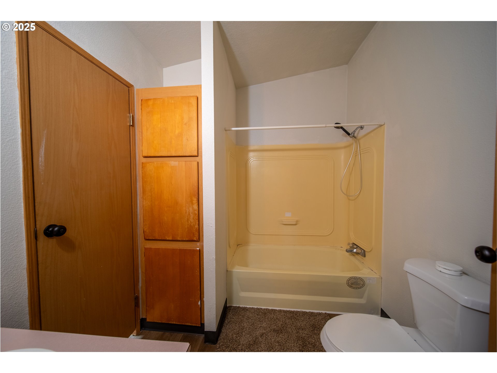 1413 Hawthorne Avenue Reedsport, OR 97467 - Photo 14 of 32 a bathroom with a shower and a toilet