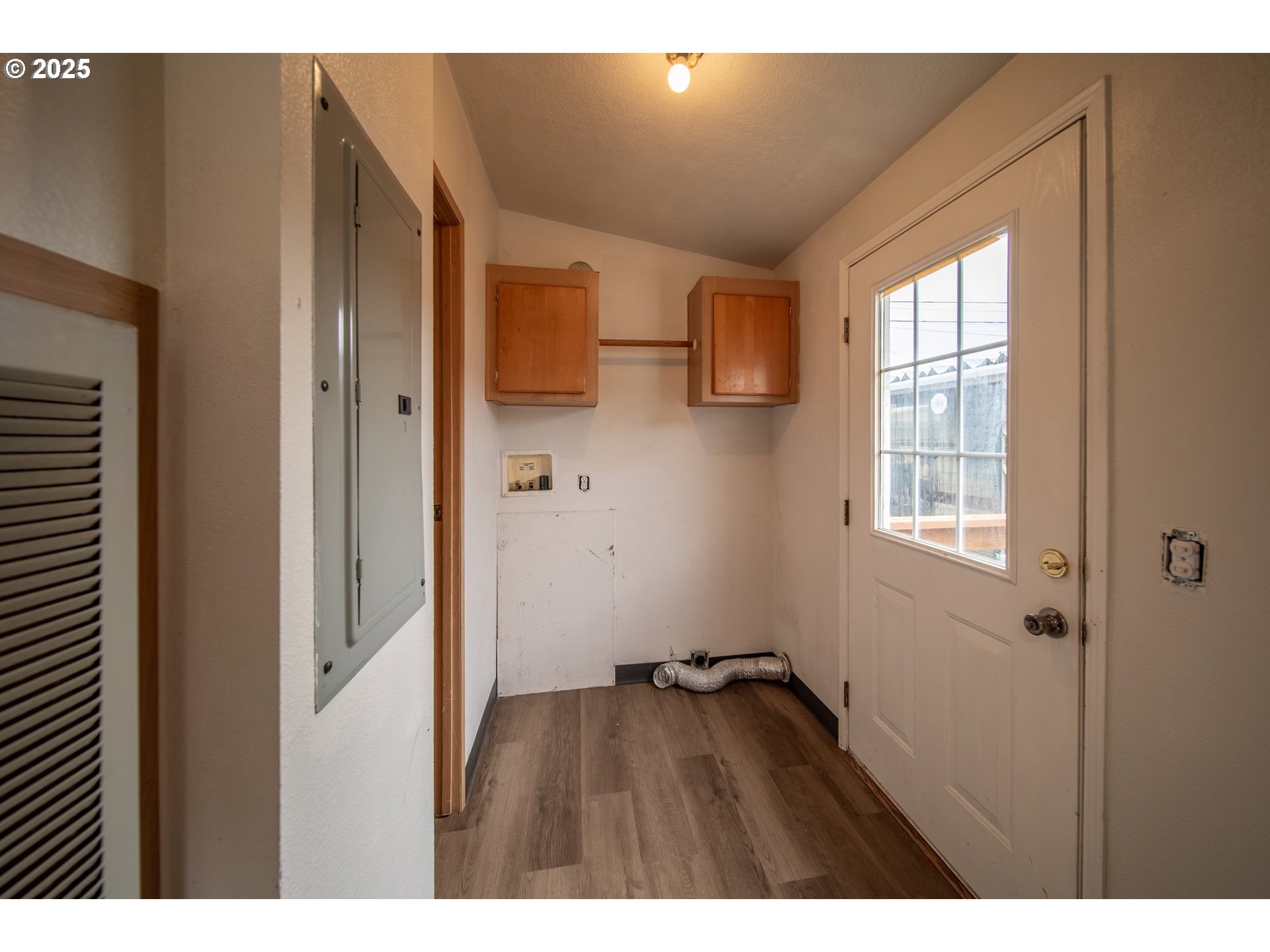 1413 Hawthorne Avenue Reedsport, OR 97467 - Photo 15 of 32 a view of entryway with wooden floor