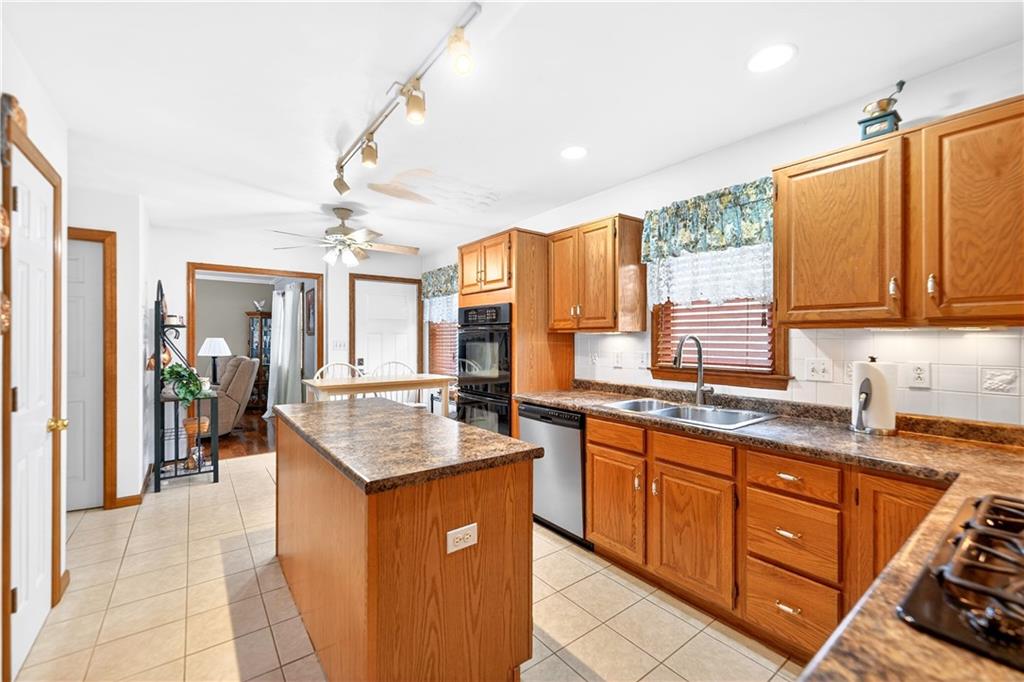 112 Circle Drive Irwin, PA 15642 - Photo 11 of 46 CENTER ISLAND