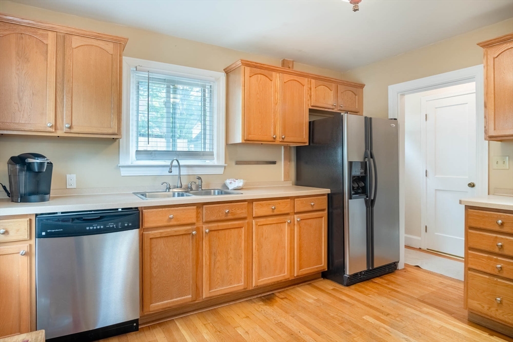 43 Ellsworth Avenue Springfield, MA 01118 - Photo 4 of 35
