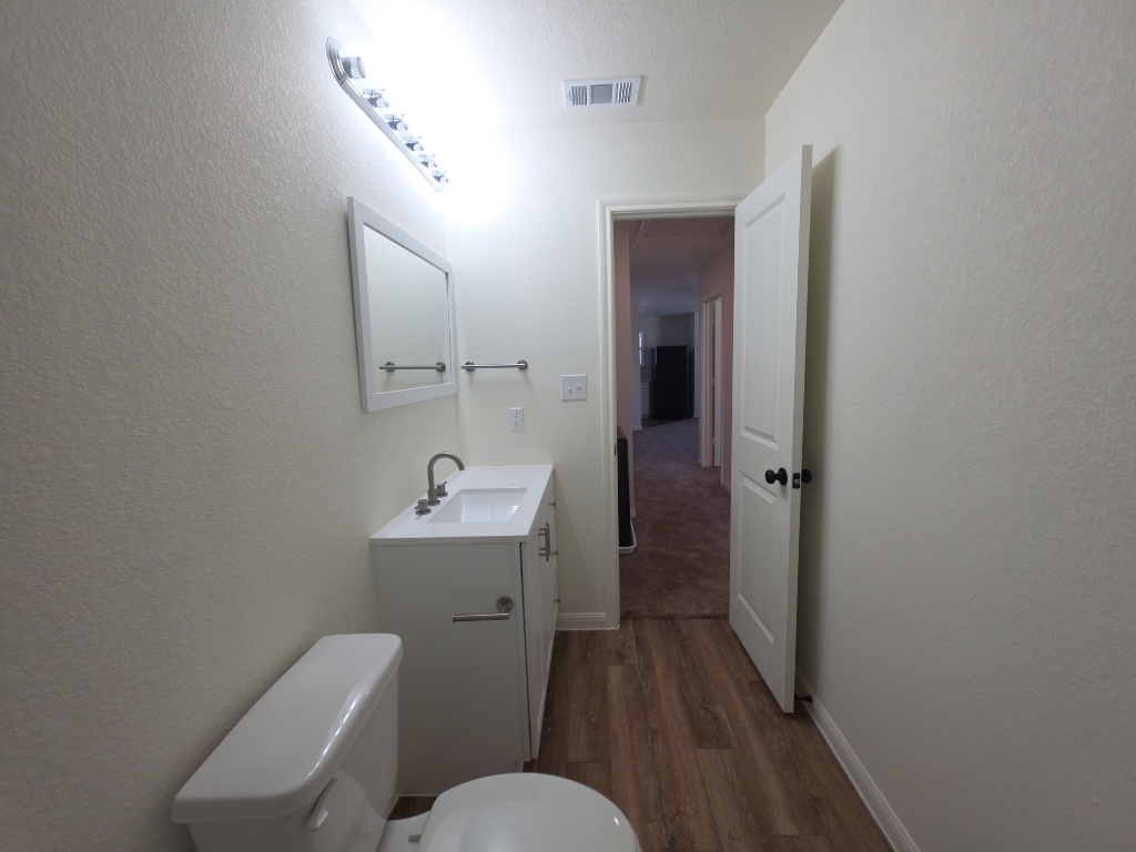 2002 West 2nd Street, Unit 1202 Taylor, TX 76574 - Photo 11 of 15 Full bathroom with vanity
