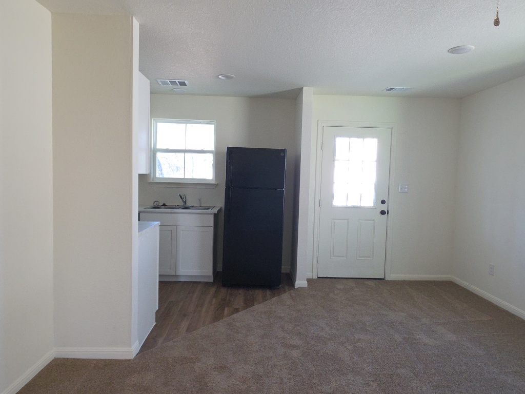 2002 West 2nd Street, Unit 1202 Taylor, TX 76574 - Photo 7 of 15 Dining area