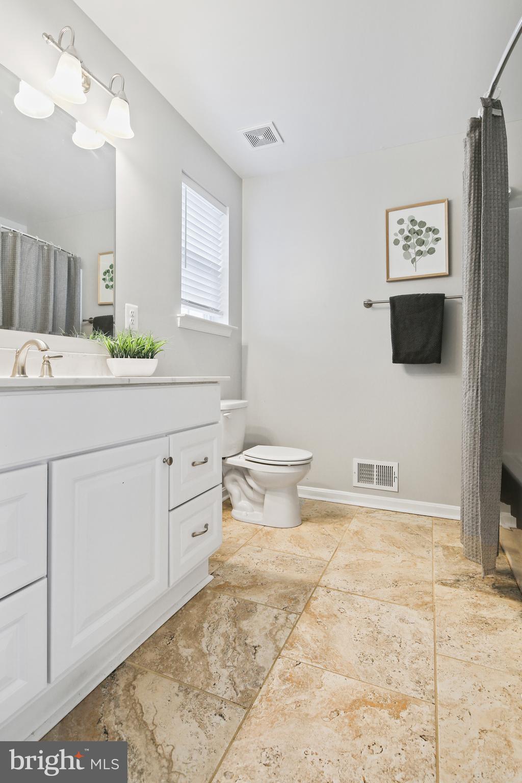 617 Cedar Hill Road Baltimore, MD 21225 - Photo 17 of 38 Primary Bathroom