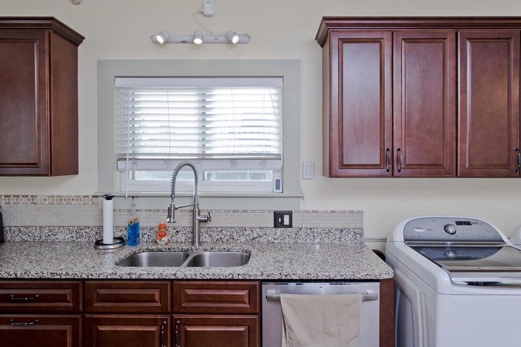 16 Lawrence Road Chicopee, MA 01013 - Photo 7 of 29