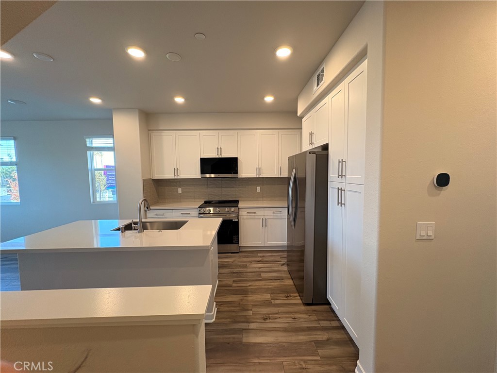 9511 Hannah Way Riverside, CA 92503 - Photo 10 of 28 Kitchen