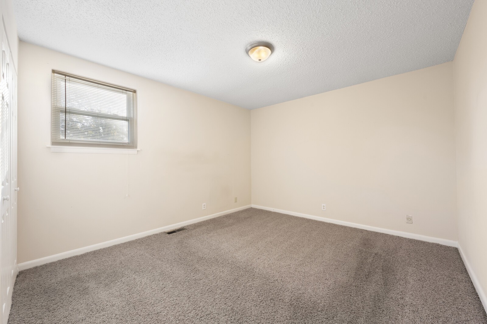 2911 Anderson Road Nashville, TN 37217 - Photo 12 of 14 an empty room with a workbench