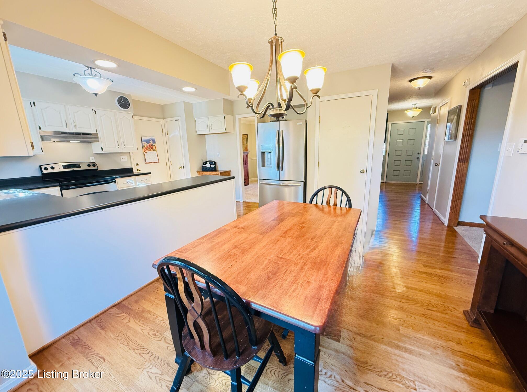4604 Lincoln Road Louisville, KY 40220 - Photo 11 of 29 Large Eat-in Kitchen