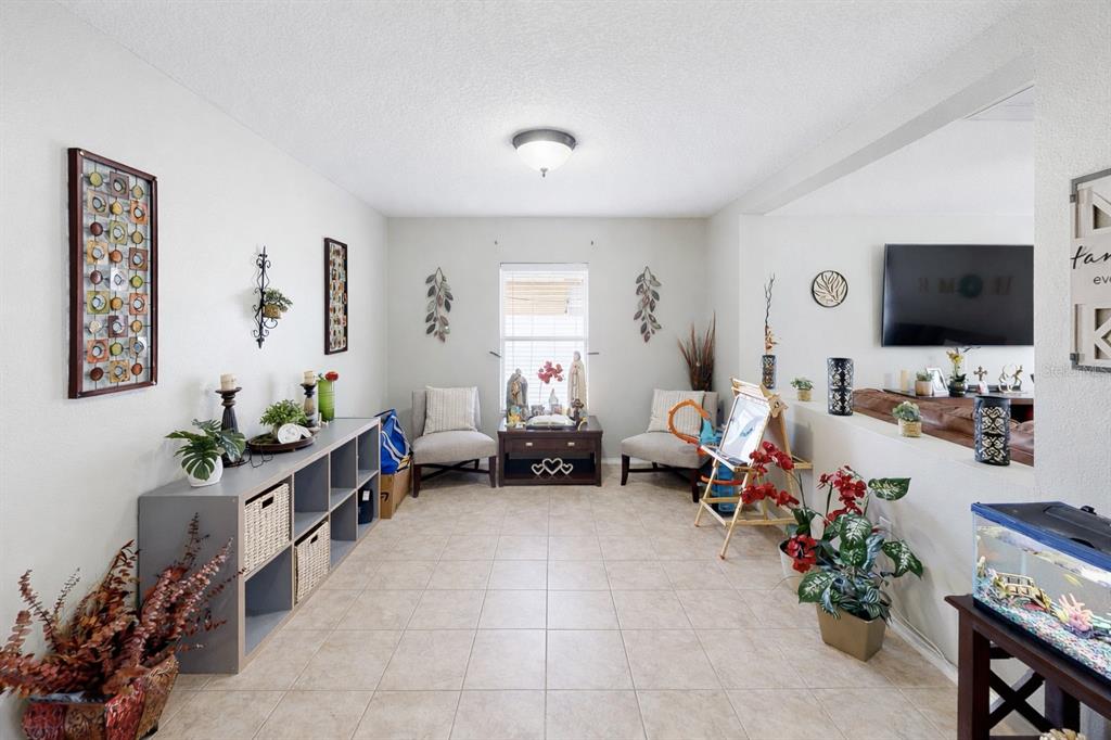 4354 Fieldview Circle Wesley Chapel, FL 33545 - Photo 8 of 15 a living room with furniture gym equipment and a flat screen tv