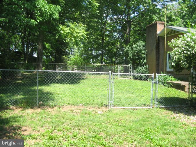 1172 Russell Road Berryville, VA 22611 - Photo 8 of 27 Fenced Side Yard