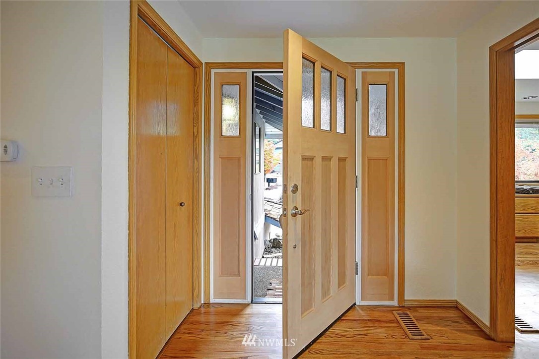 6409 146th Street Southwest Edmonds, WA 98026 - Photo 4 of 25 Gallery Image 4
