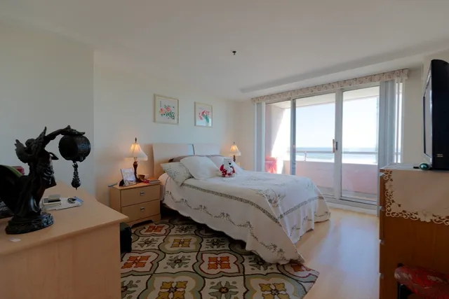 a very nice looking bedroom with a bed