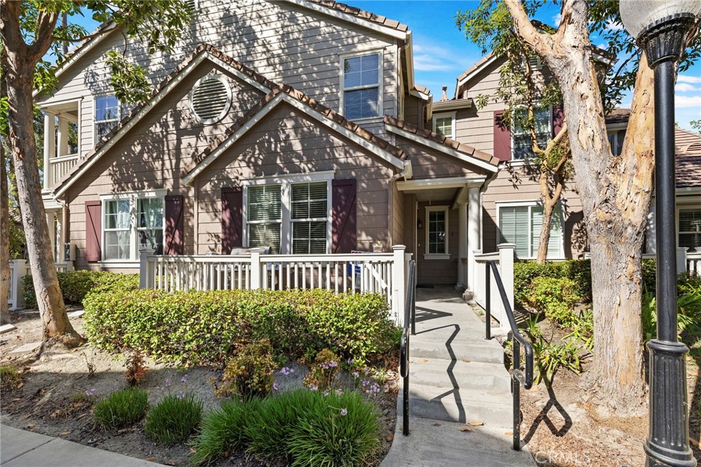 Beautiful private entrance. Enclosed yard for pets. Great neighborhood and
has an attached 2 car garage.