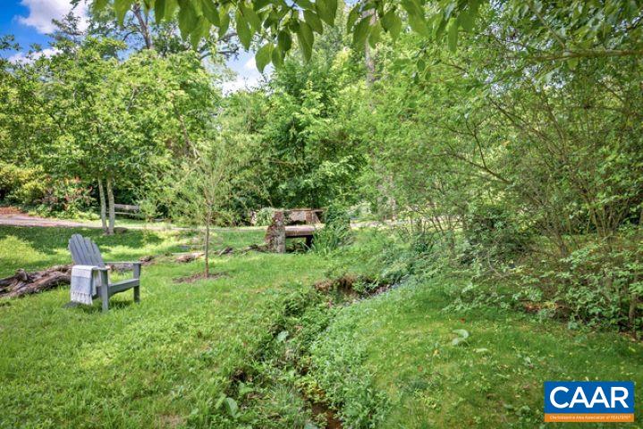 123 Cameron Lane Charlottesville, VA 22903 - Photo 40 of 43 a backyard of a house with table and chairs