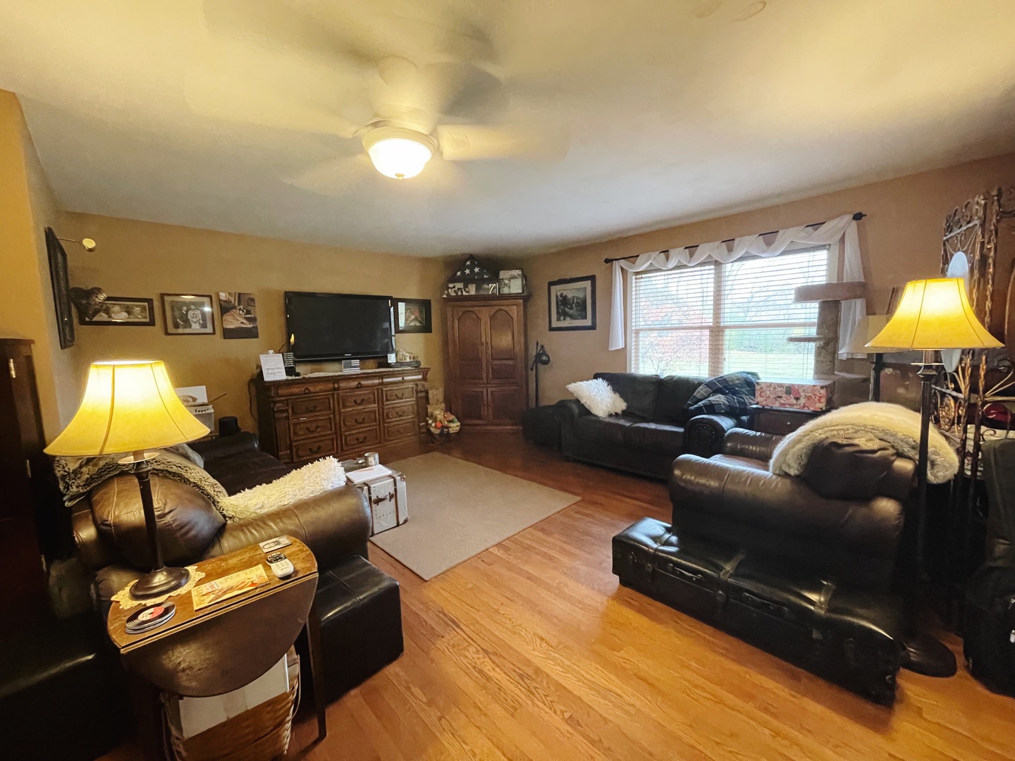 3214 Stieg Road Woodstock, IL 60098 - Photo 5 of 20 a living room with furniture and a flat screen tv