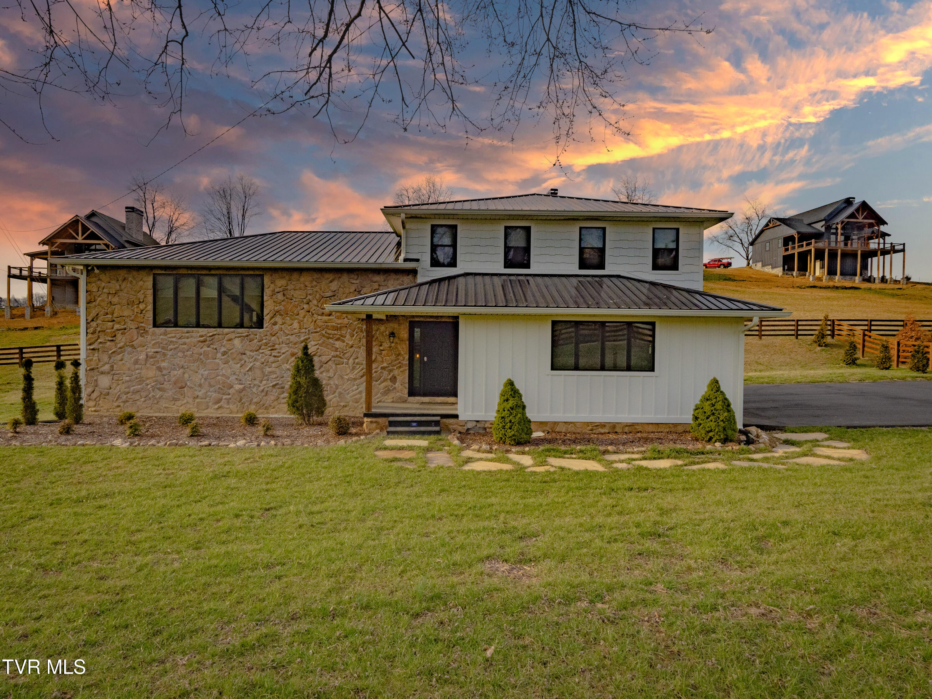 1934 Dry Hill Road Butler, TN 37640 - Photo 2 of 48 _3131634 (2)