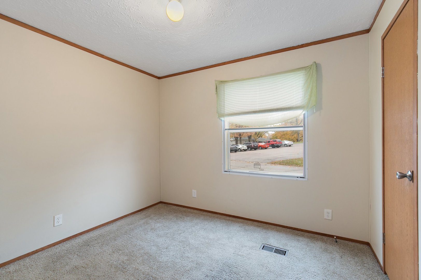 1187 Lakewood Road Elgin, IL 60123 - Photo 10 of 21 an empty room with windows