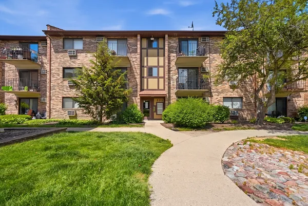$207,000 | 332 Klein Creek Court, Unit C, Carol Stream, IL 60188