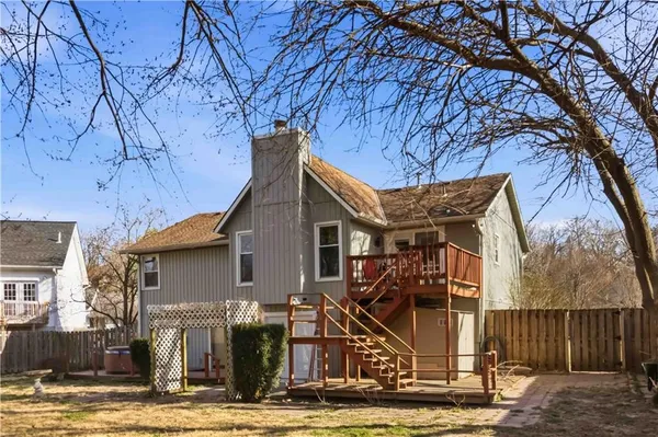 $320,000 | 5714 Creek View Drive, Parkville, MO 64152