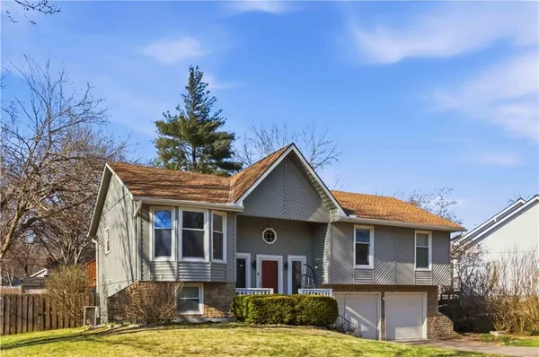 $320,000 | 5714 Creek View Drive, Parkville, MO 64152