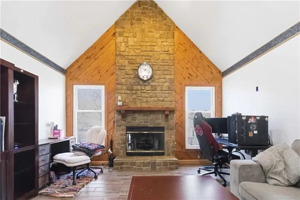 $320,000 | 5714 Creek View Drive, Parkville, MO 64152