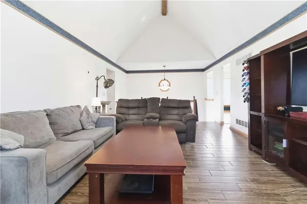 $320,000 | 5714 Creek View Drive, Parkville, MO 64152