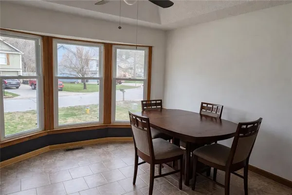 $320,000 | 5714 Creek View Drive, Parkville, MO 64152