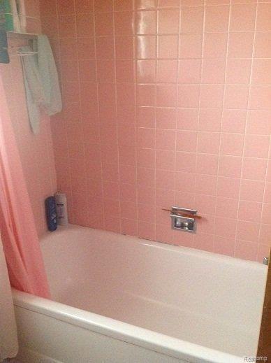 1930 Common Road Warren, MI 48092 - Photo 11 of 17 Bath 2.jpg