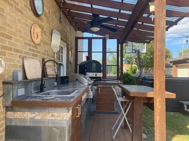 a view of a backyard