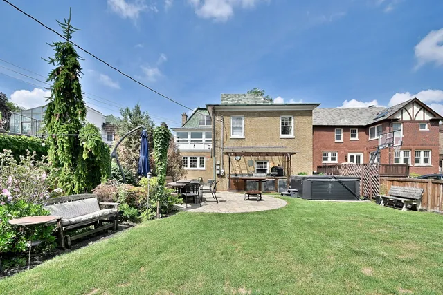 a black and white photo of a living room