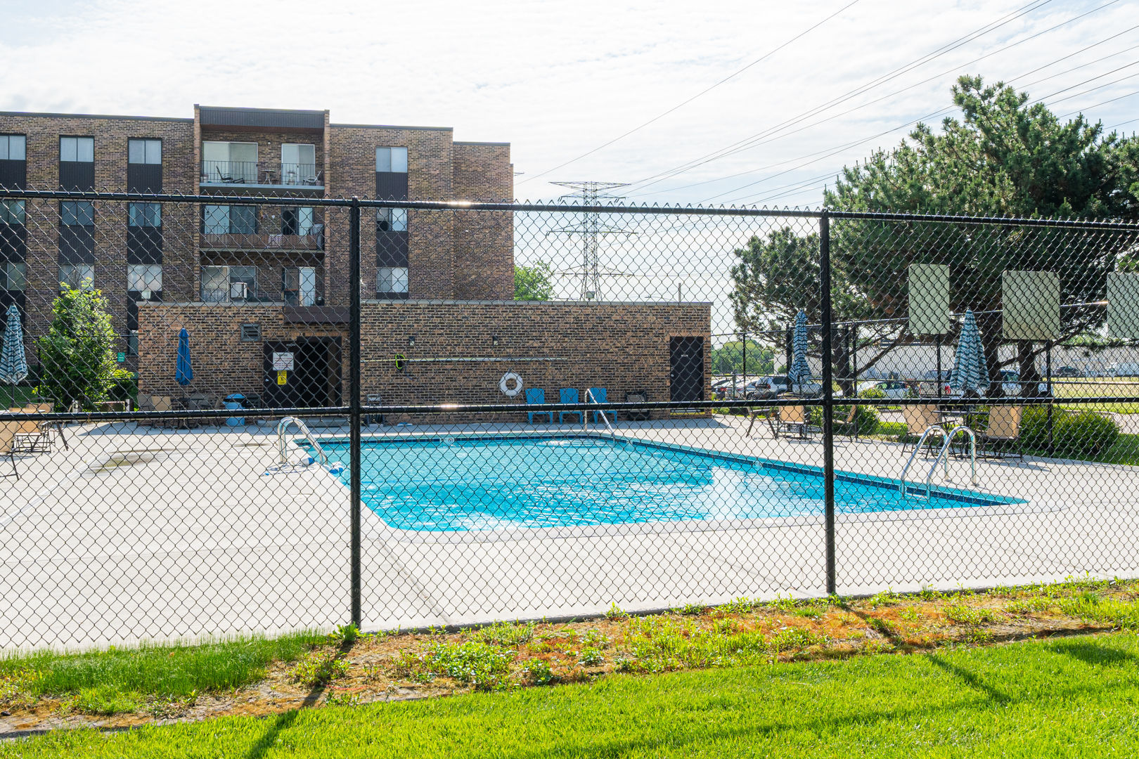 625 West Huntington Commons Road, Unit 106 Mount Prospect, IL 60056 - Photo 14 of 17 a view of a terrace
