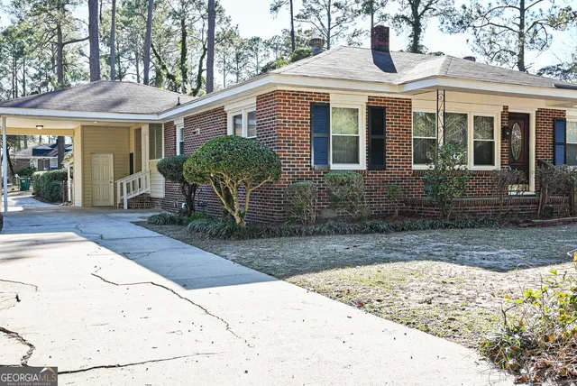 a view of a house with backyard and porch