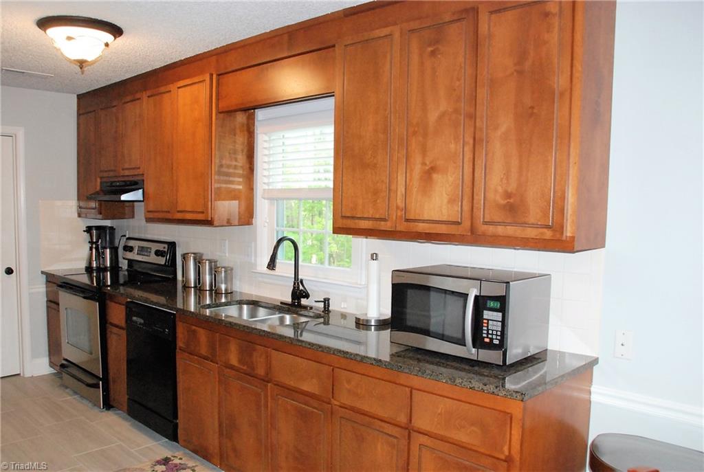 840 Laverton Lane Rural Hall, NC 27045 - Photo 6 of 17 Solid wood cabinetry & new granite counters
