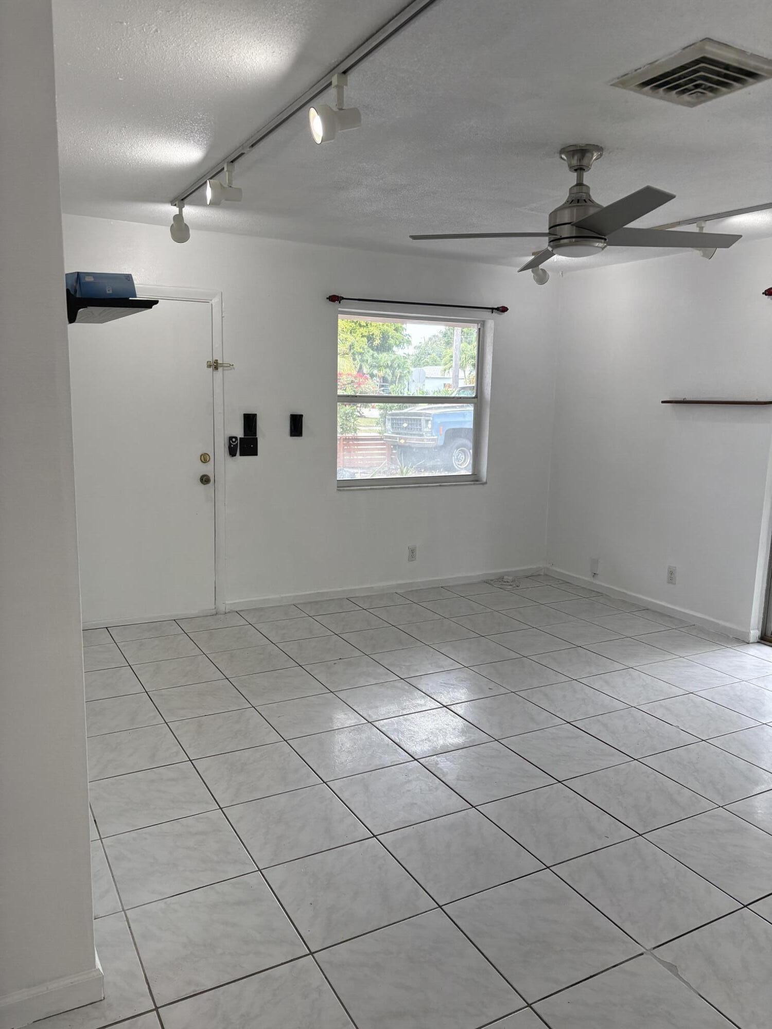 2801 Albatross Road Delray Beach, FL 33444 - Photo 6 of 14 a view of a garage