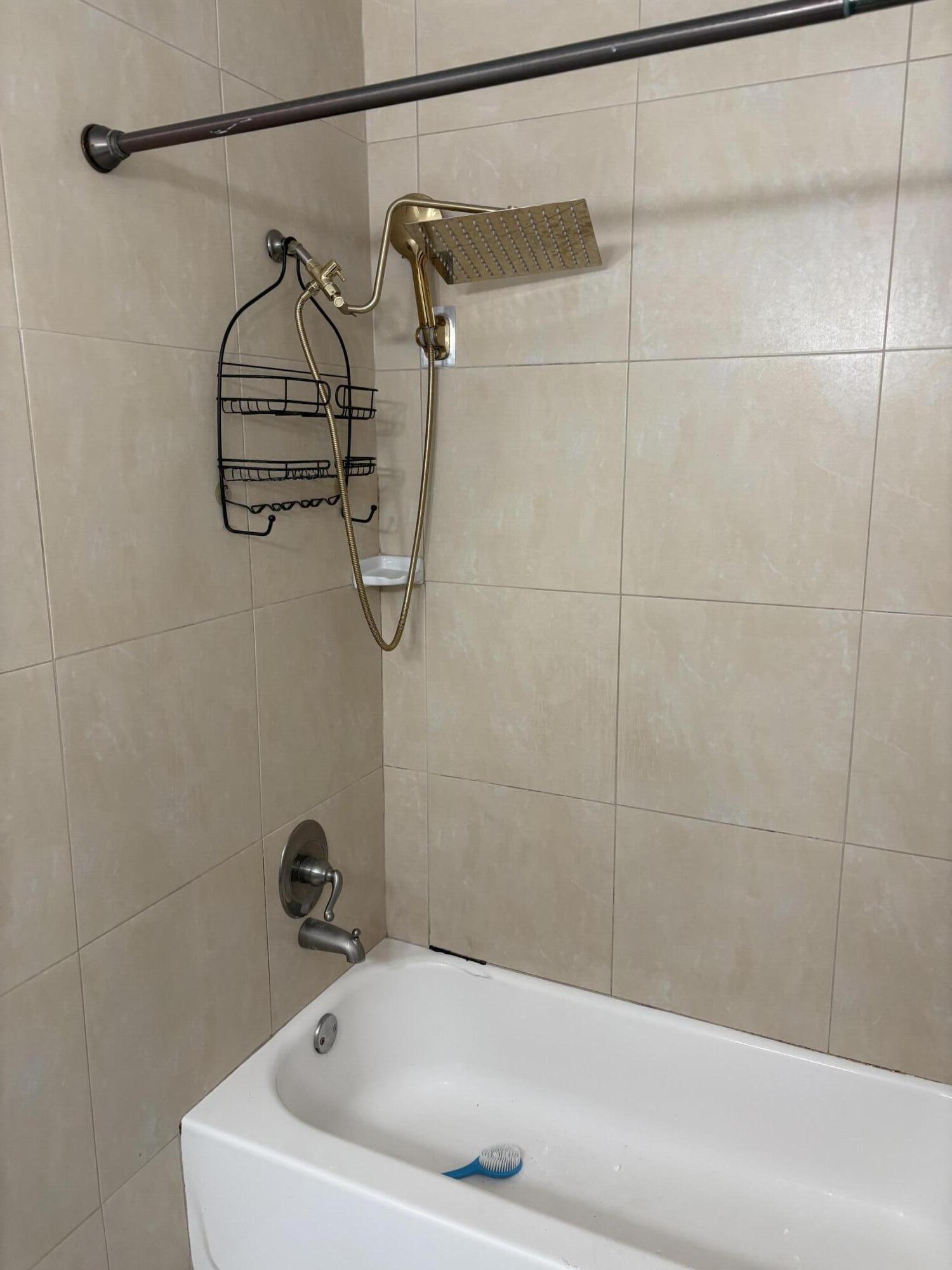 2801 Albatross Road Delray Beach, FL 33444 - Photo 10 of 14 a bathroom with a bath tub