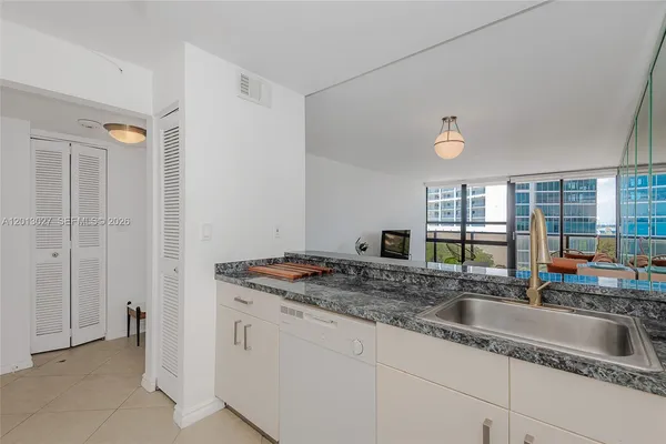 $2,950 | 600 Northeast 36th Street, Unit 706, Miami, FL 33137