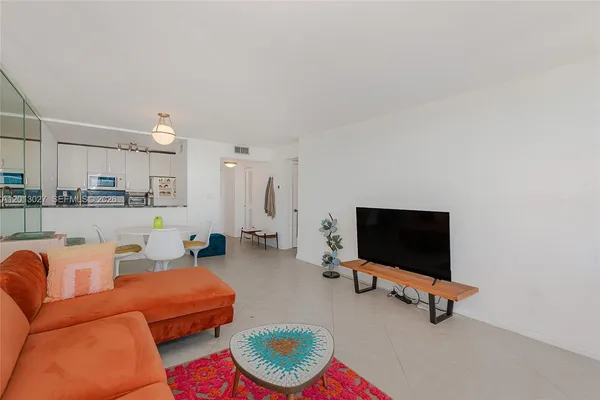 $2,950 | 600 Northeast 36th Street, Unit 706, Miami, FL 33137
