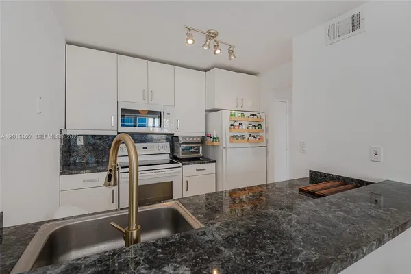$2,950 | 600 Northeast 36th Street, Unit 706, Miami, FL 33137