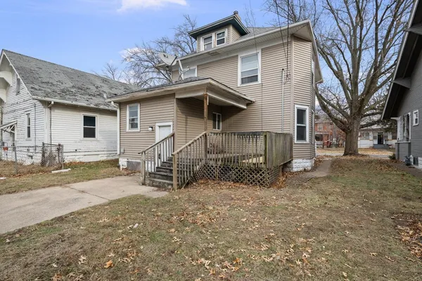 a view of a house with a yard