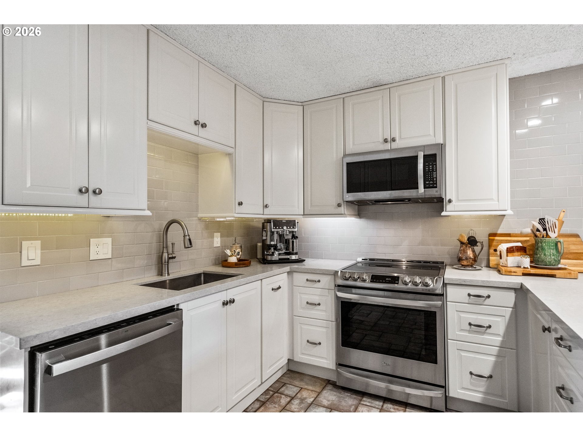 1200 Northeast Territorial Road, Unit 72 Canby, OR 97013 - Photo 11 of 46 Kitchen