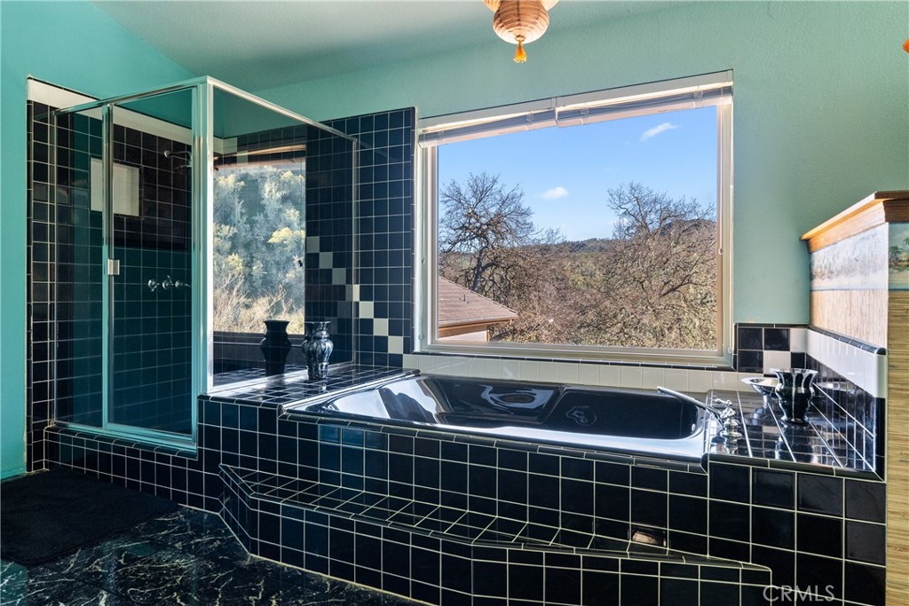 5145 Northfork Place Paso Robles, CA 93446 - Photo 40 of 62 a bathroom with a bathtub a mirror and a sink