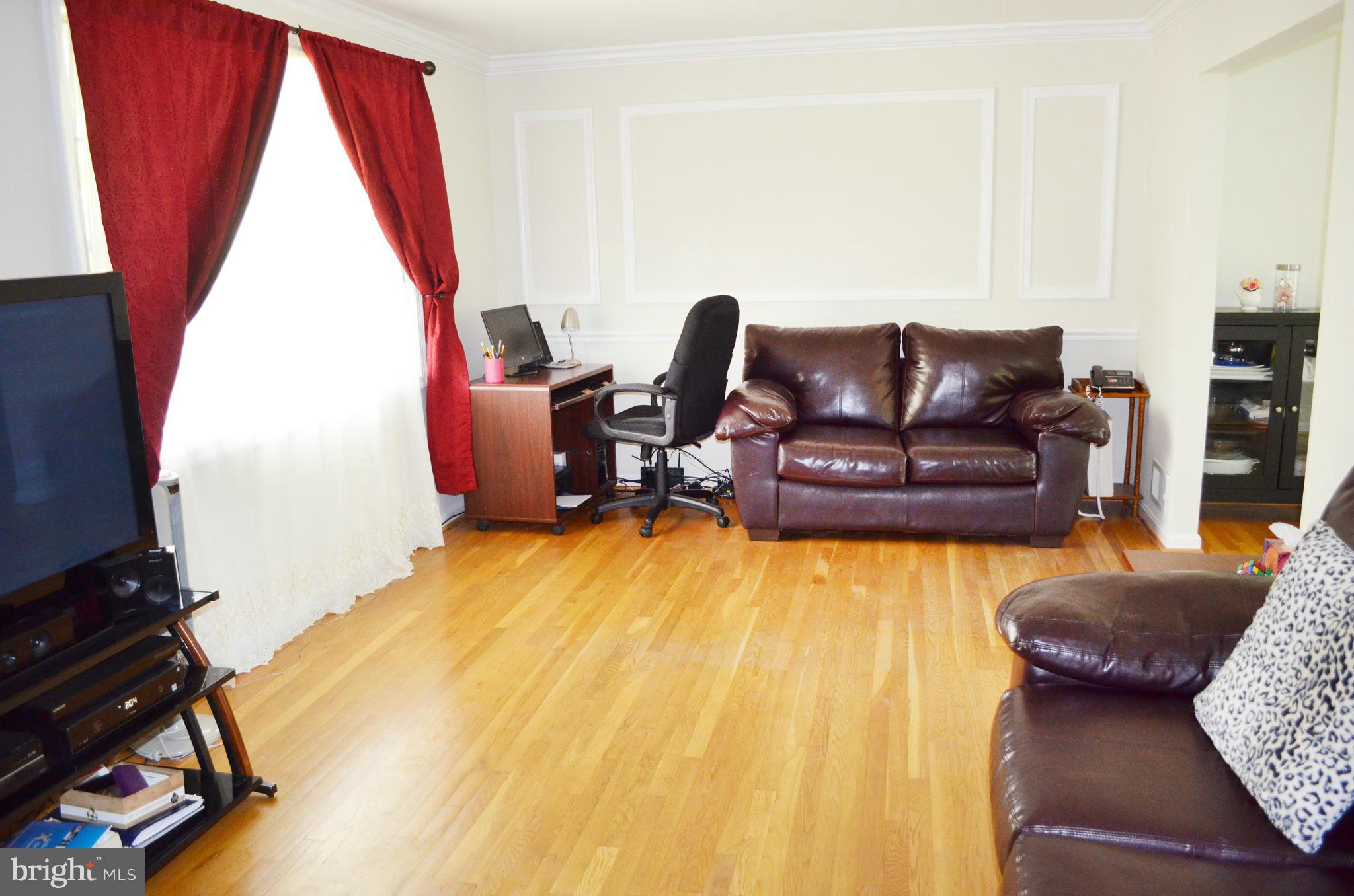 5534 Callander Drive Springfield, VA 22151 - Photo 4 of 20 a living room with a couch and a window