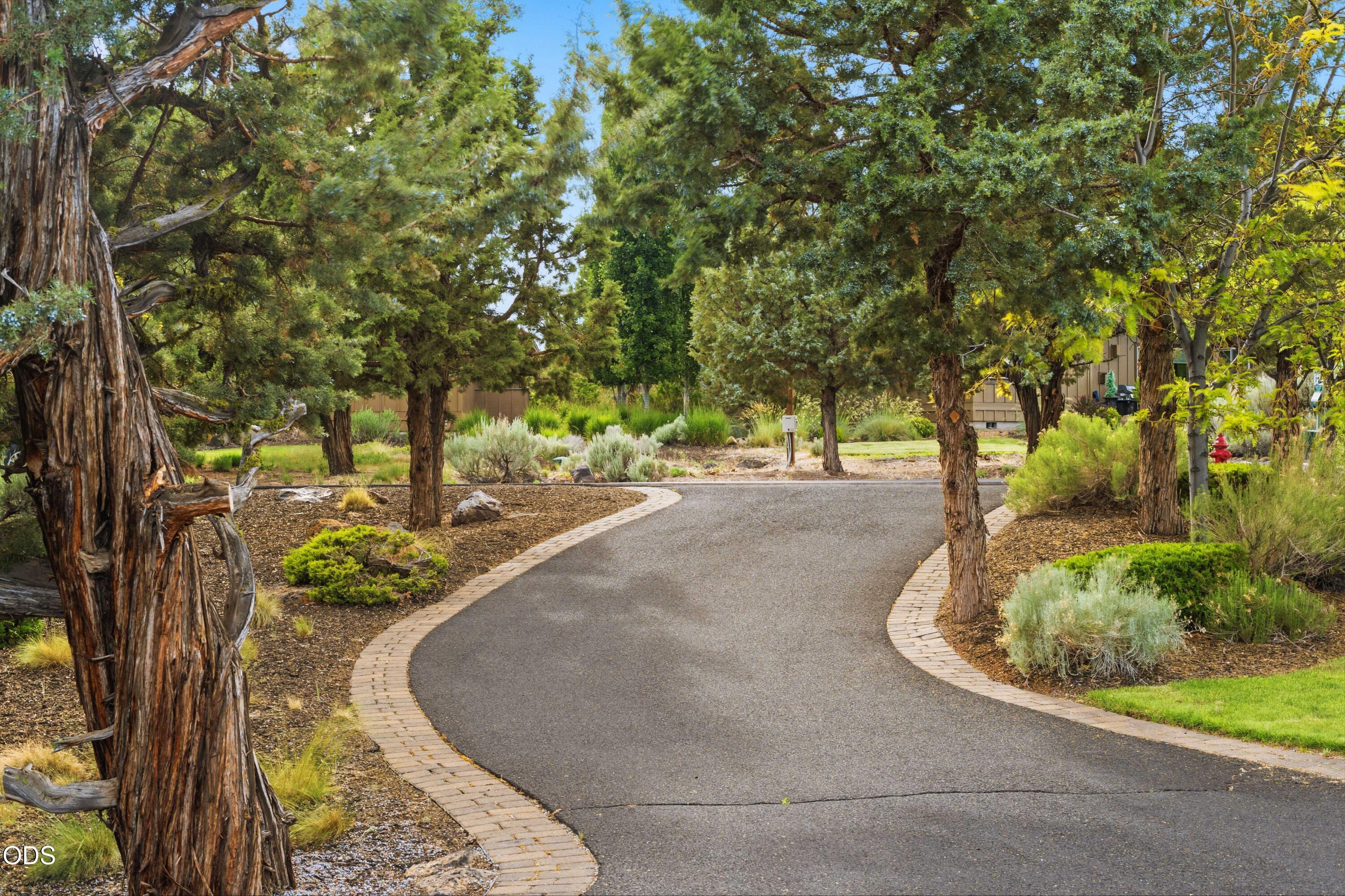 360 Vista Rim Drive Redmond, OR 97756 - Photo 6 of 147
