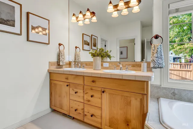 $659,900 | 12733 North 10th Avenue, Boise, ID 83714