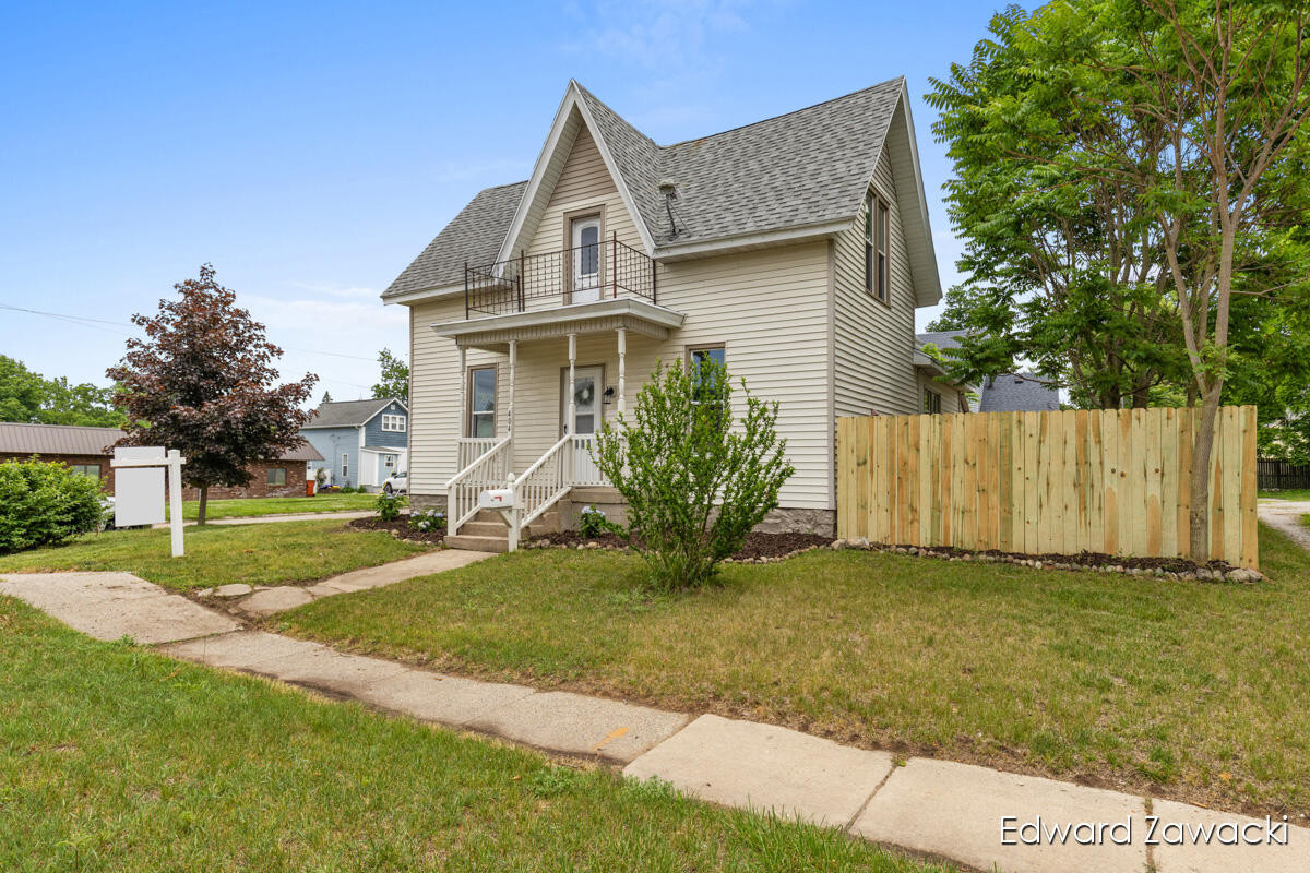 404 South Bridge Street Belding, MI 48809 - Photo 5 of 39 IMG_1002