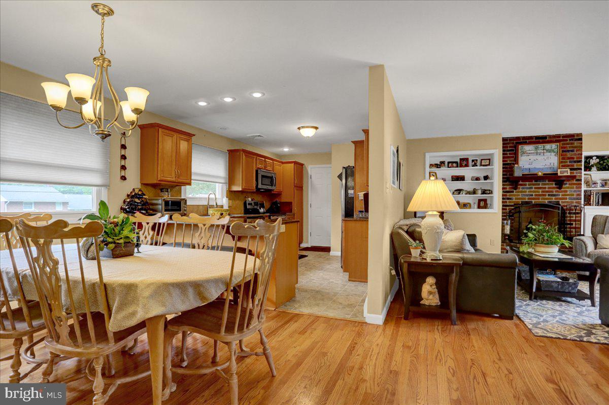 7 Vista Road Wyomissing, PA 19610 - Photo 8 of 41 Dining Room - open to the kitchen