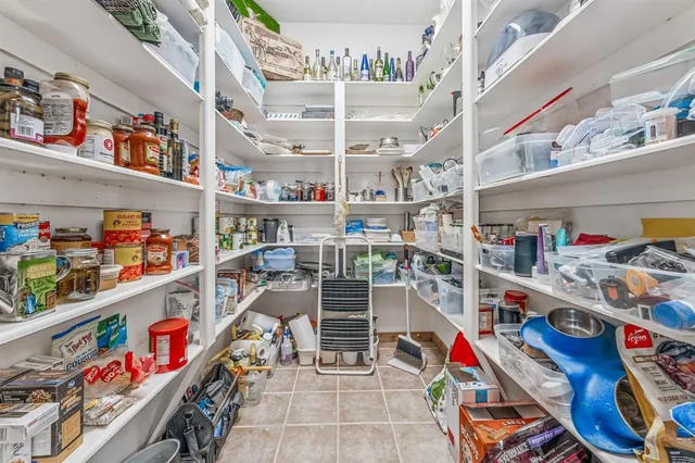 a view of livingroom with furniture and ceiling fan