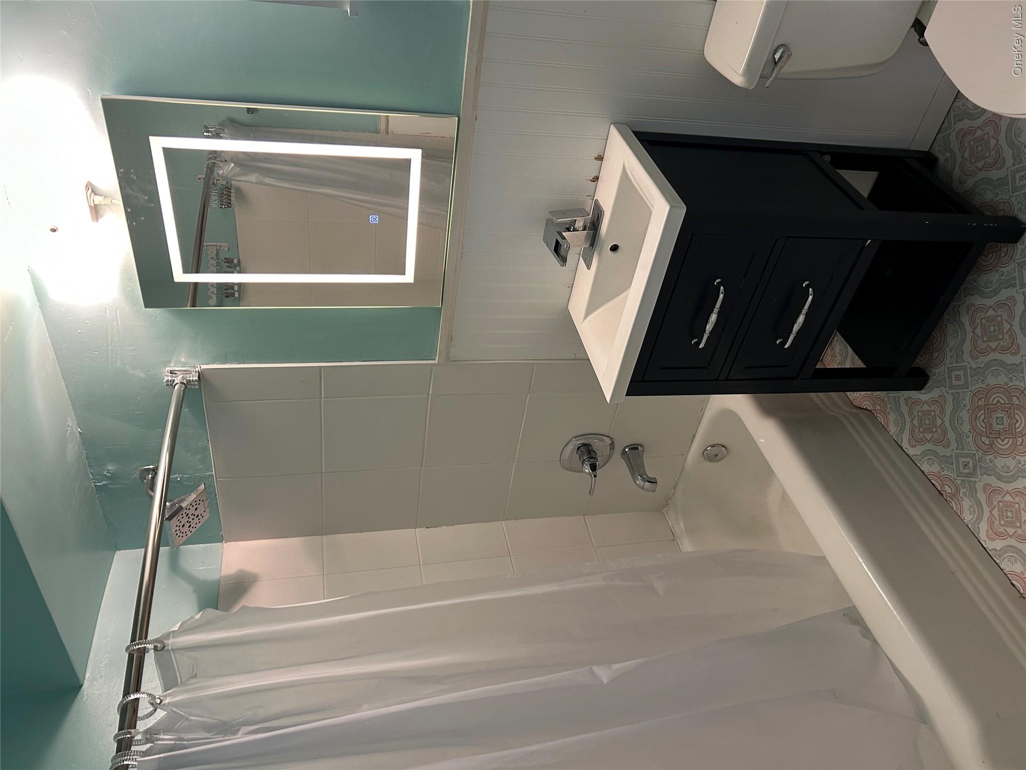 3121 Middletown Road, Unit 1G Bronx, NY 10461 - Photo 11 of 19 a bathroom with a sink toilet and tub