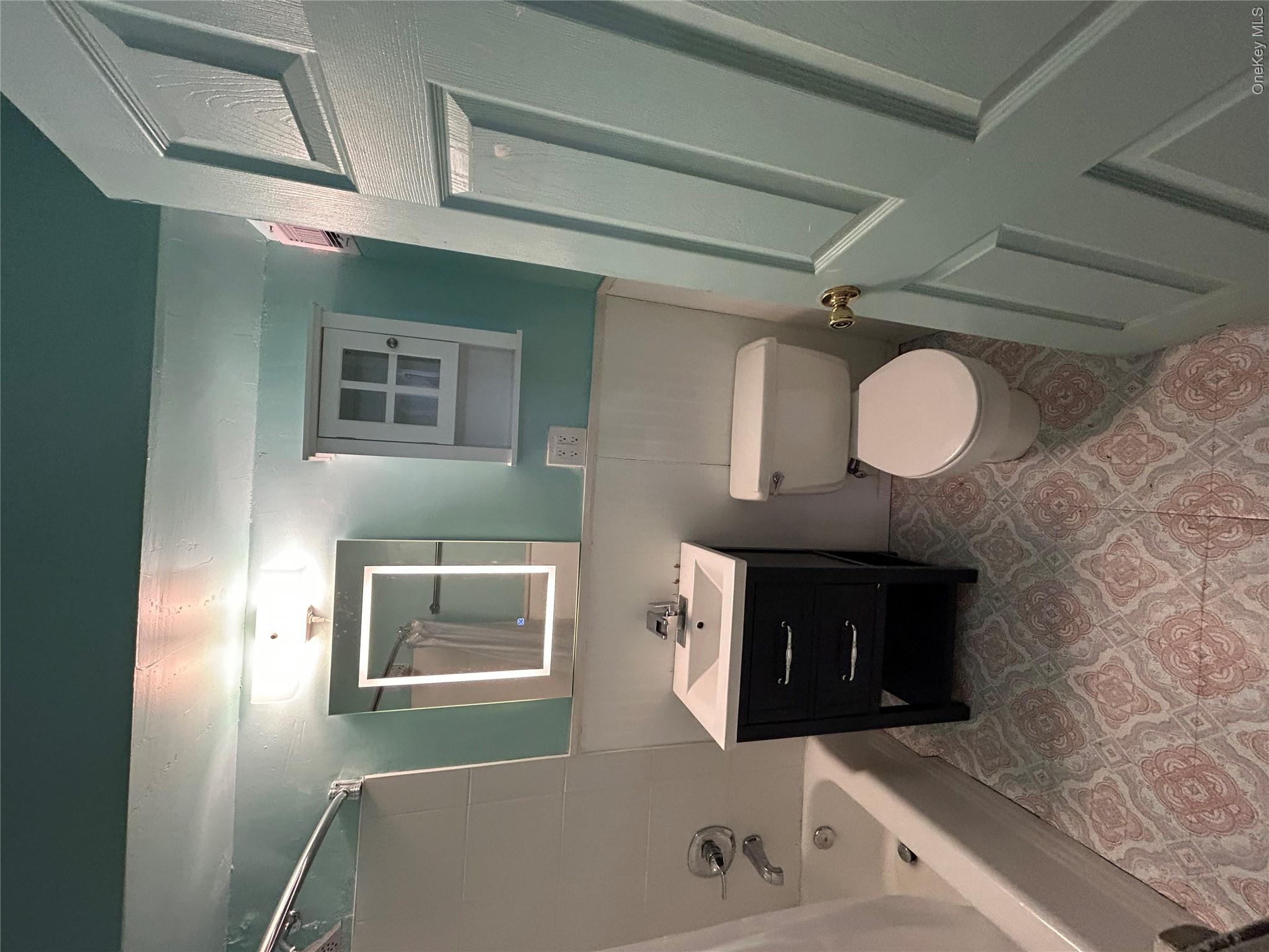 3121 Middletown Road, Unit 1G Bronx, NY 10461 - Photo 10 of 19 a bathroom with a sink a toilet and bathtub